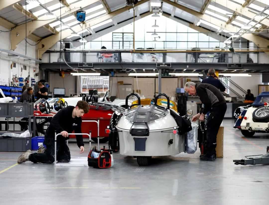 UK Economy Shows Mixed Signals: Ebbing Housing Policy and Pressured Manufacturing